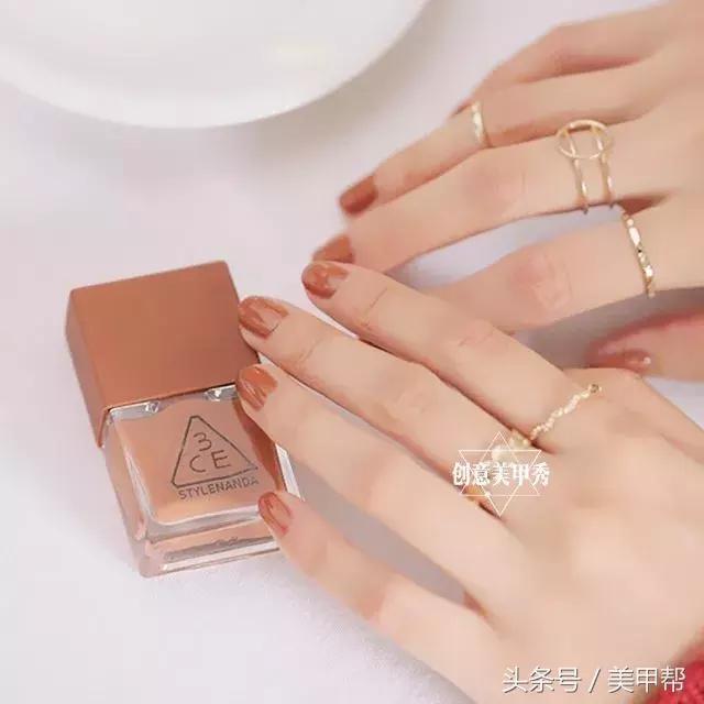 焦糖色美甲显白还是显黑,焦糖色系美甲