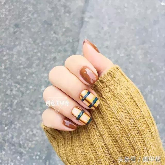 焦糖色美甲显白还是显黑,焦糖色系美甲