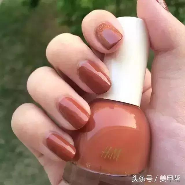 焦糖色美甲显白还是显黑,焦糖色系美甲