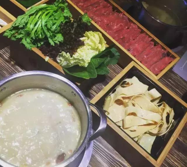 大连有一家特别的火锅店,大连适合去吃的平价火锅店