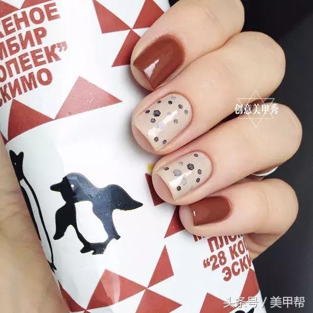 焦糖色美甲显白还是显黑,焦糖色系美甲