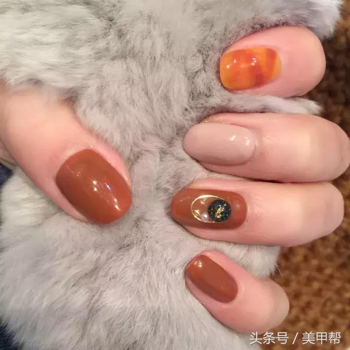 焦糖色美甲显白还是显黑,焦糖色系美甲