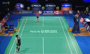 羽毛球单打比赛对手杀斜线怎么防,羽毛球双打封网封直线还是斜线