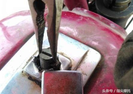 摩托车钥匙丢了油箱盖开启方法,三轮摩托车油箱钥匙丢了怎么开
