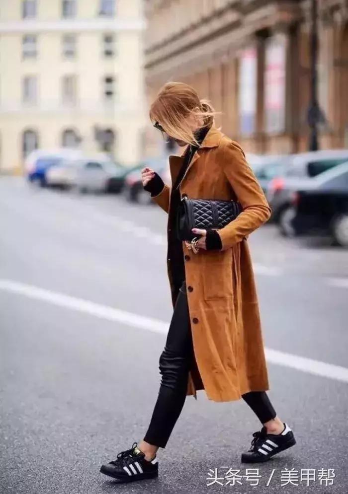 焦糖色美甲显白还是显黑,焦糖色系美甲