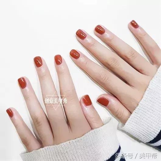 焦糖色美甲显白还是显黑,焦糖色系美甲