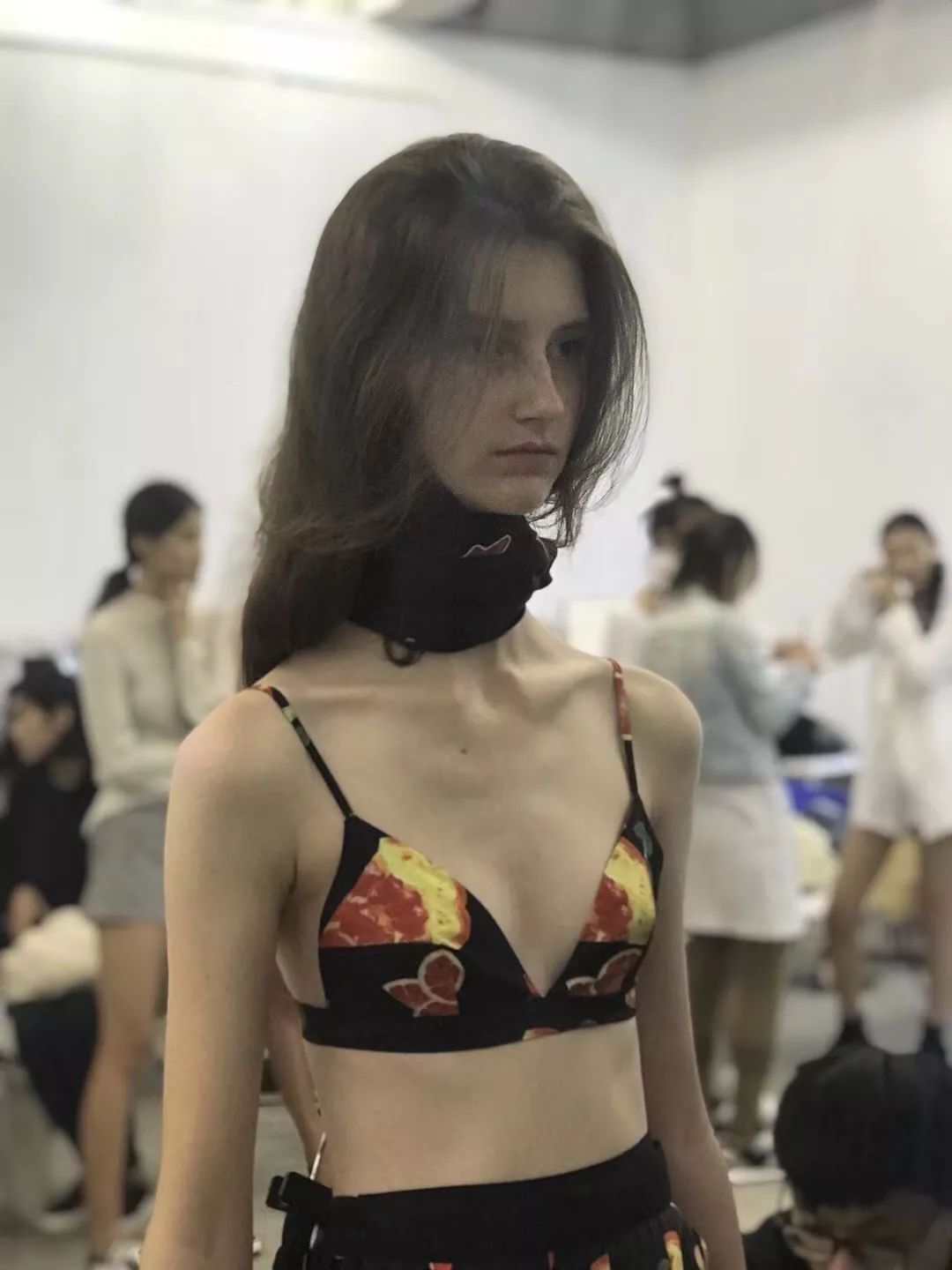 我以为必胜客的秀上全是行走的披萨，没想到却被美到……