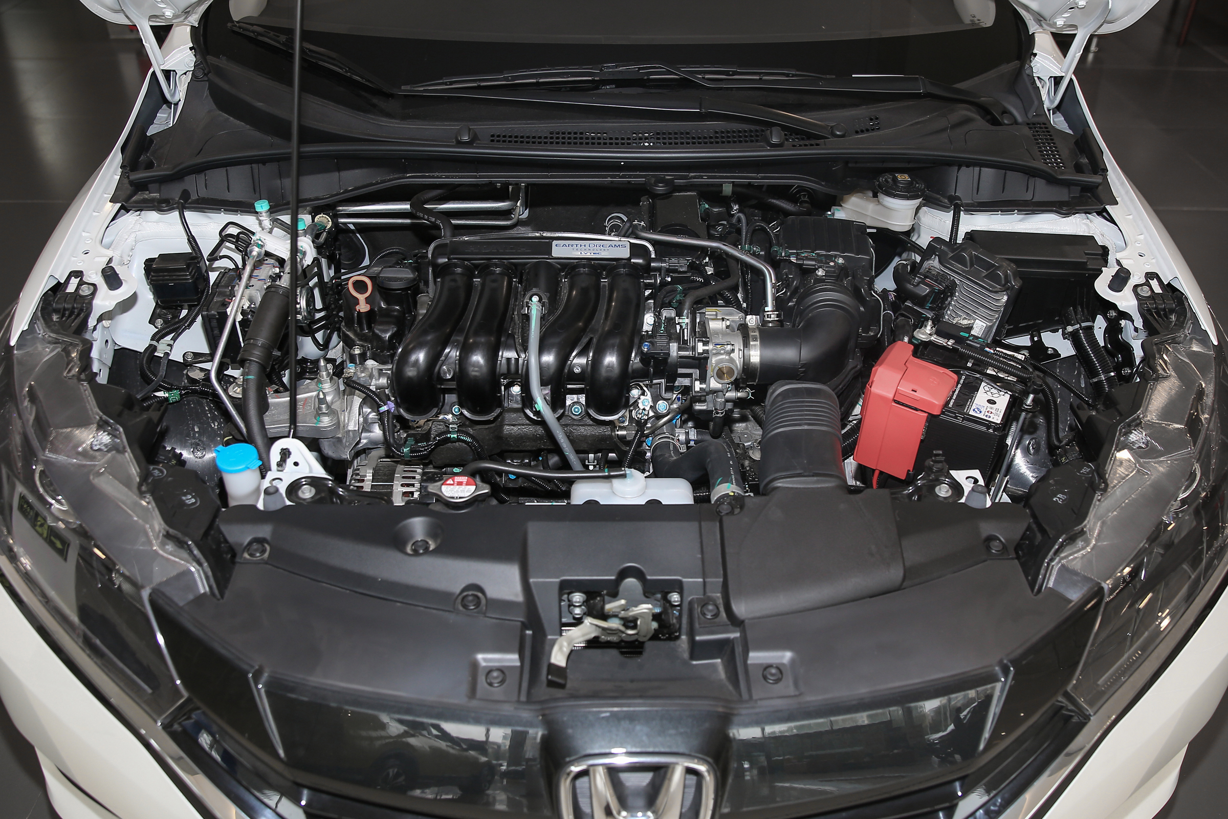 买本田哥瑞好还是本田锋范好,9万左右动力强劲的轿车