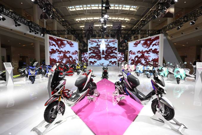 千军万马英雄道爱玛电动车全面领跑