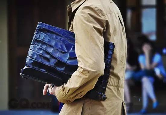 成都男人骚不骚,请看他的包