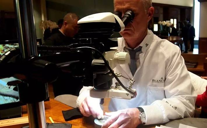 我们见到了瑞士制表师大神,他在雕刻一只金丝猴|雅趣臻选