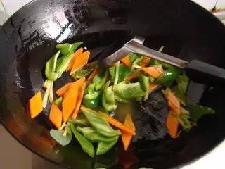 如何让菜品看起来油亮,教你1招口感脆嫩又入味