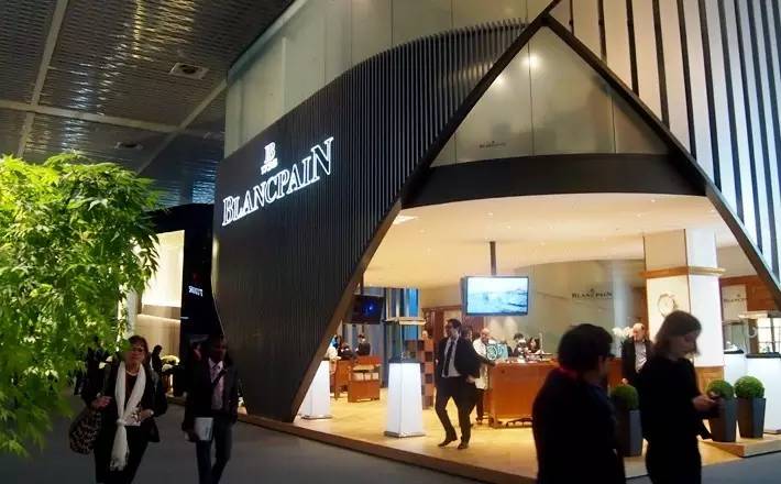 我们见到了瑞士制表师大神,他在雕刻一只金丝猴|雅趣臻选