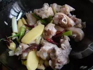 如何让菜品看起来油亮,教你1招口感脆嫩又入味