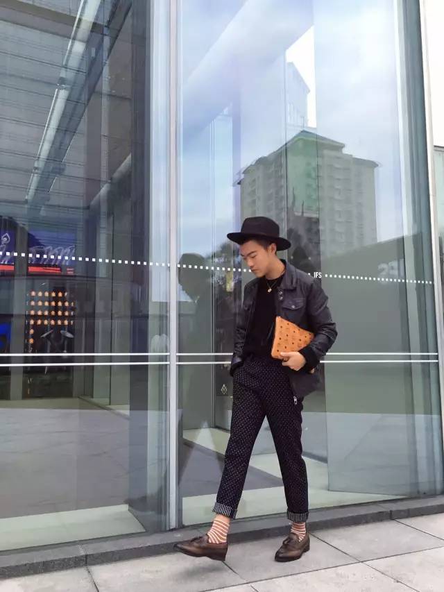 成都男人骚不骚,请看他的包