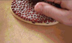 自从这公司出了款带豆子的按摩皂...英国人澡堂开始不对了...