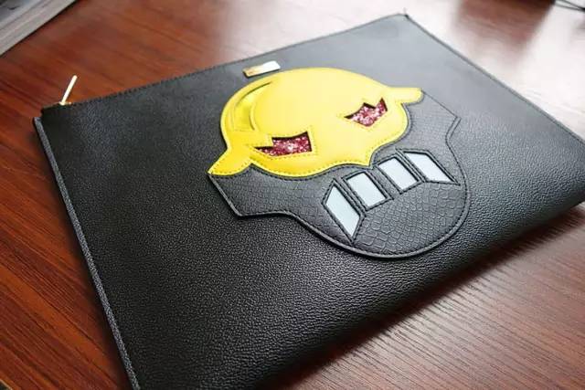 成都男人骚不骚,请看他的包