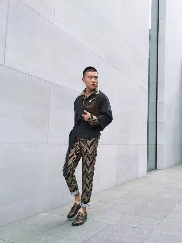 成都男人骚不骚,请看他的包