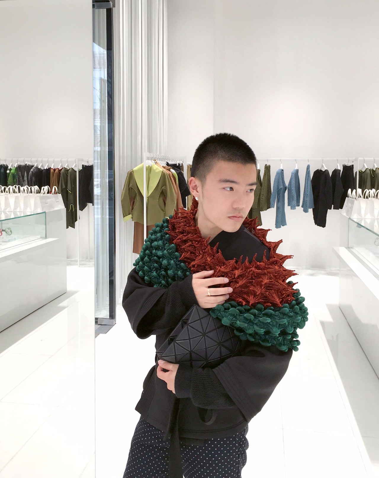 三宅一生西装搭配牛仔裤,逛三宅一生专柜