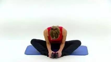 拉伸小腿最有效的动作,最简单的拉伸小腿动作