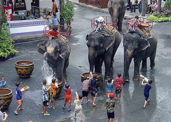 泰国泼水节过了还有必要去吗,在泰国遇到泼水节会不会随便泼