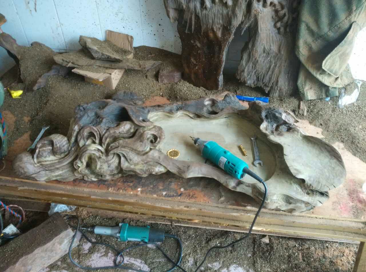 大雨冲来的一块乌黑嘛漆的乌木，原来是茶盘料。