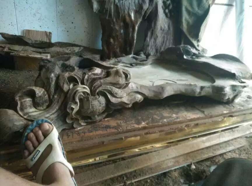 大雨冲来的一块乌黑嘛漆的乌木，原来是茶盘料。