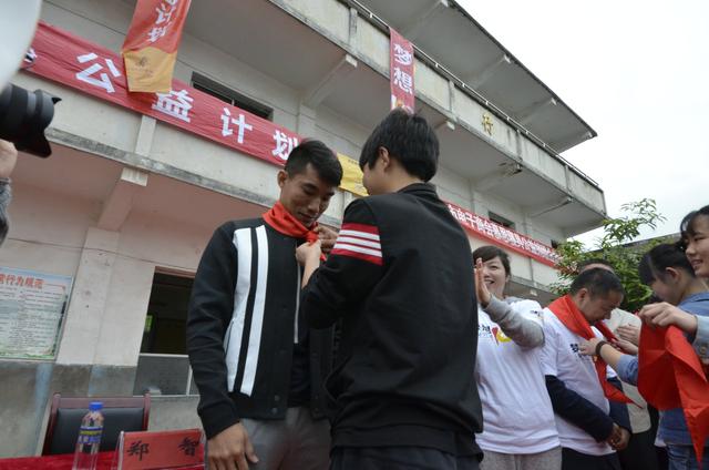 梦想100分公益计划走进遵义亚洲足球先生郑智为孩子加油鼓劲