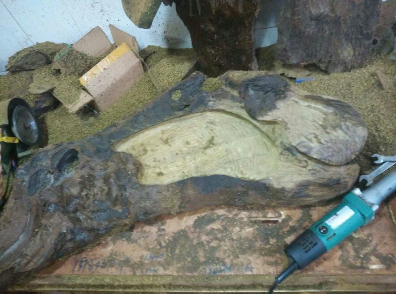 大雨冲来的一块乌黑嘛漆的乌木，原来是茶盘料。