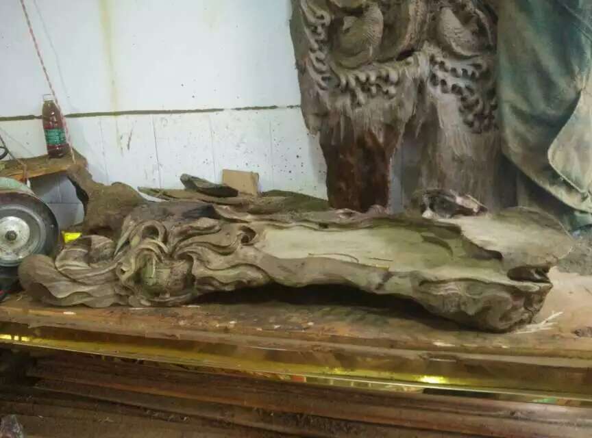 大雨冲来的一块乌黑嘛漆的乌木，原来是茶盘料。