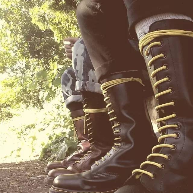 马丁靴怎么才能穿的更好看,什么版型的马丁靴适合脚宽人穿