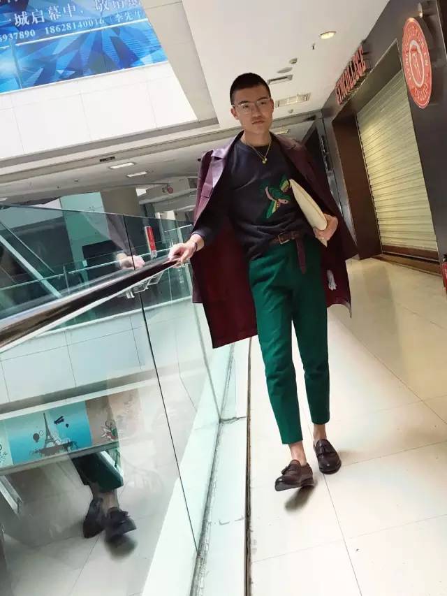 成都男人骚不骚,请看他的包