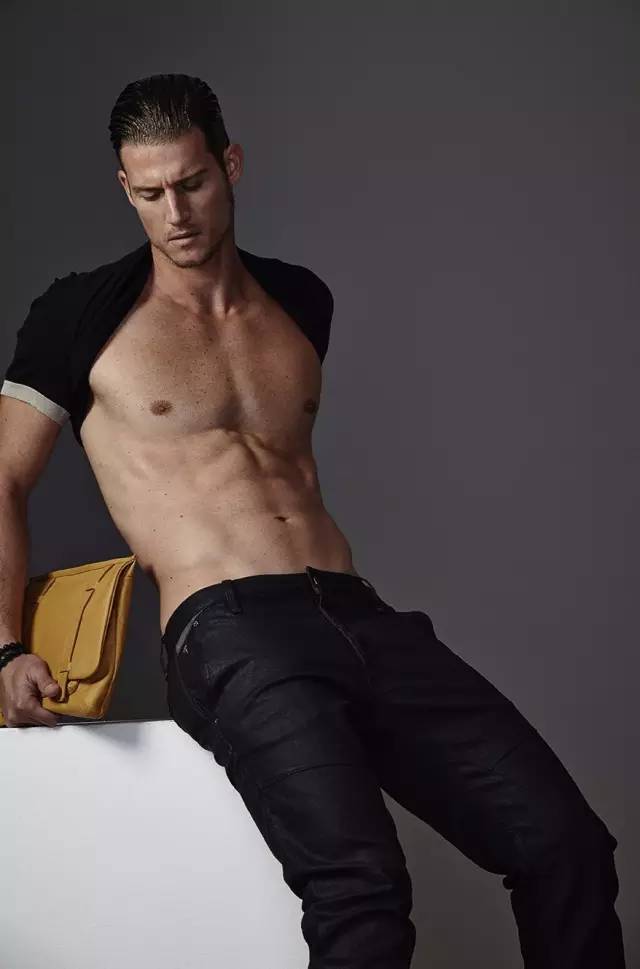 成都男人骚不骚,请看他的包