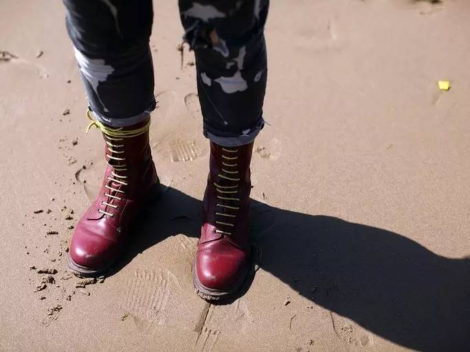 马丁靴怎么才能穿的更好看,什么版型的马丁靴适合脚宽人穿