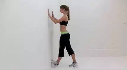 拉伸小腿最有效的动作,最简单的拉伸小腿动作