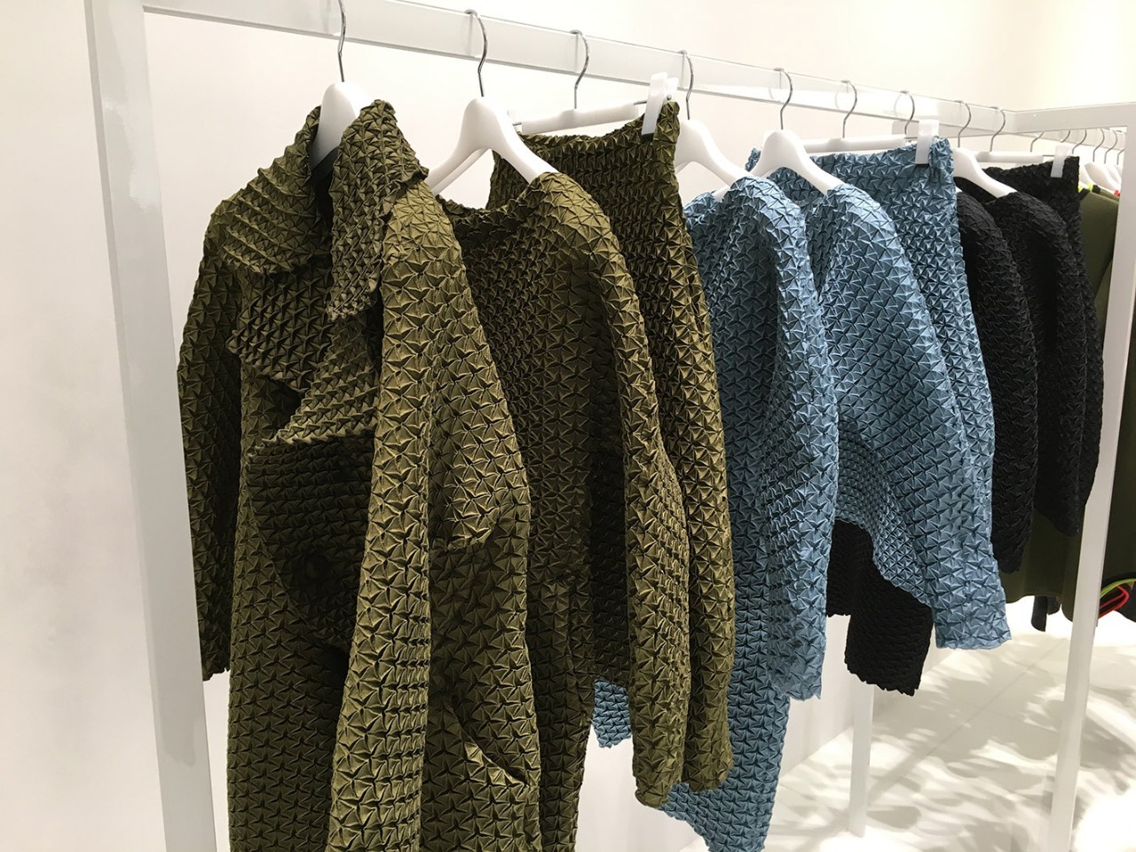 三宅一生西装搭配牛仔裤,逛三宅一生专柜