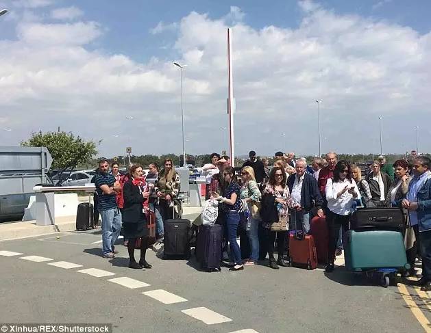 为了见前妻一面,他劫了一架飞机,现实比电影精彩