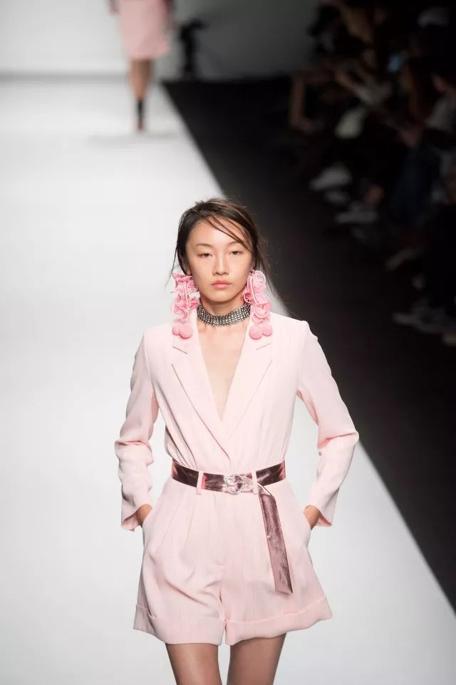 我以为必胜客的秀上全是行走的披萨，没想到却被美到……