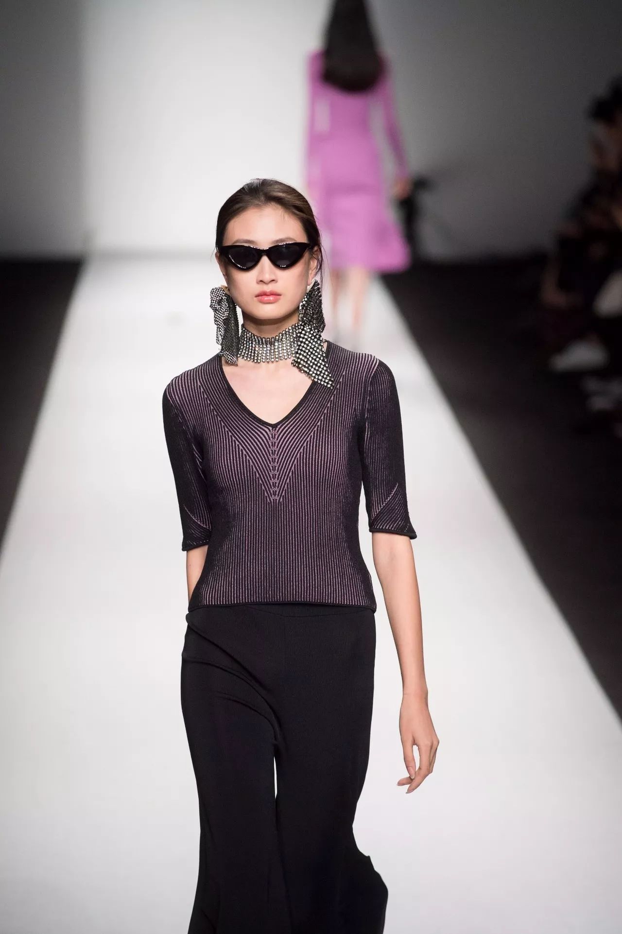 我以为必胜客的秀上全是行走的披萨，没想到却被美到……