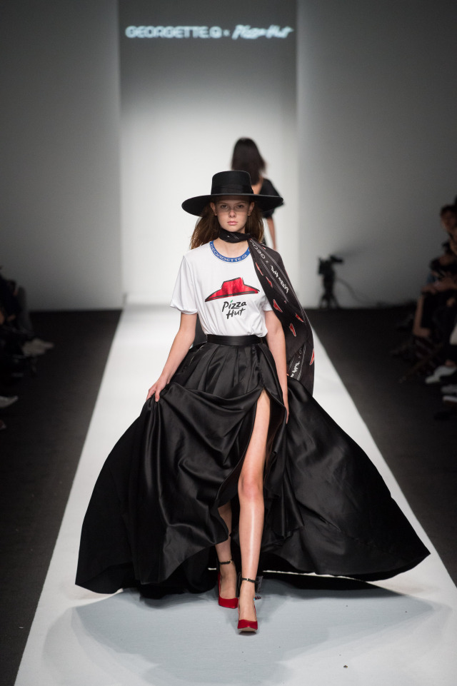 我以为必胜客的秀上全是行走的披萨，没想到却被美到……