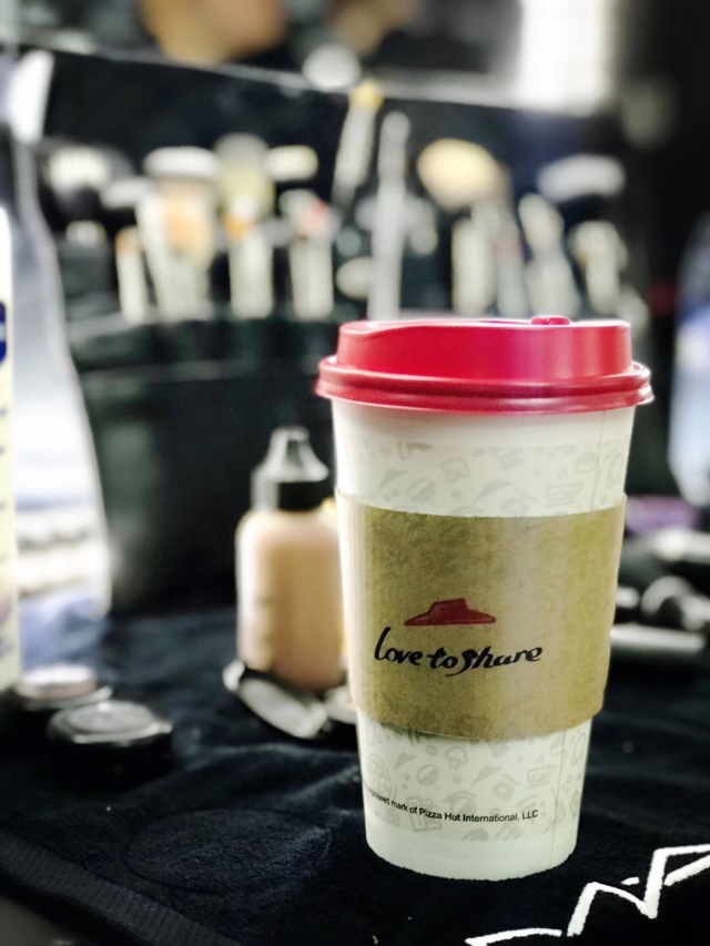 我以为必胜客的秀上全是行走的披萨，没想到却被美到……