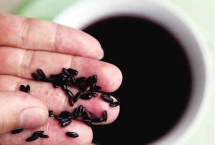 没想到煮粥随手撒点黑米也能治好白癜风?就这四个方法!