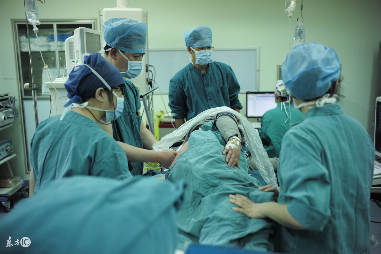 孕35周出血鲜红不腹痛要去医院吗,38周孕妇突然死亡胎儿还活的吗