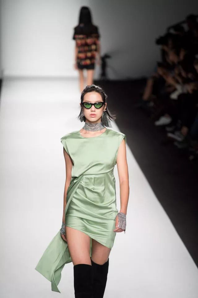 我以为必胜客的秀上全是行走的披萨，没想到却被美到……