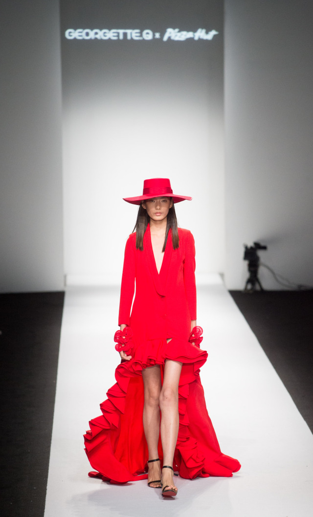 我以为必胜客的秀上全是行走的披萨，没想到却被美到……