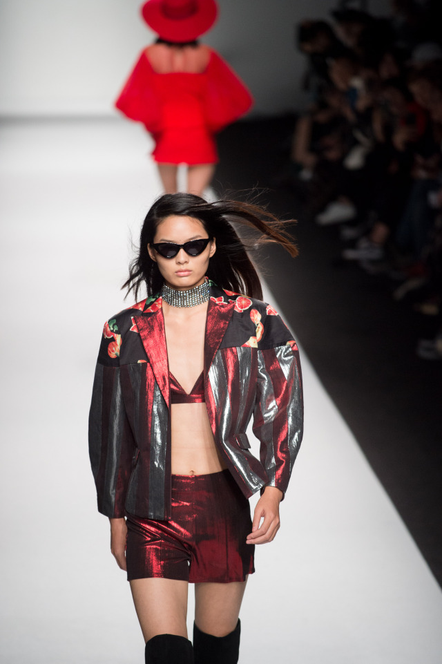 我以为必胜客的秀上全是行走的披萨，没想到却被美到……