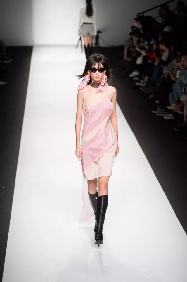 我以为必胜客的秀上全是行走的披萨，没想到却被美到……