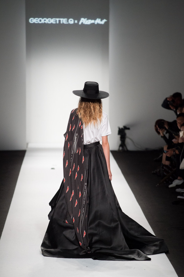 我以为必胜客的秀上全是行走的披萨，没想到却被美到……