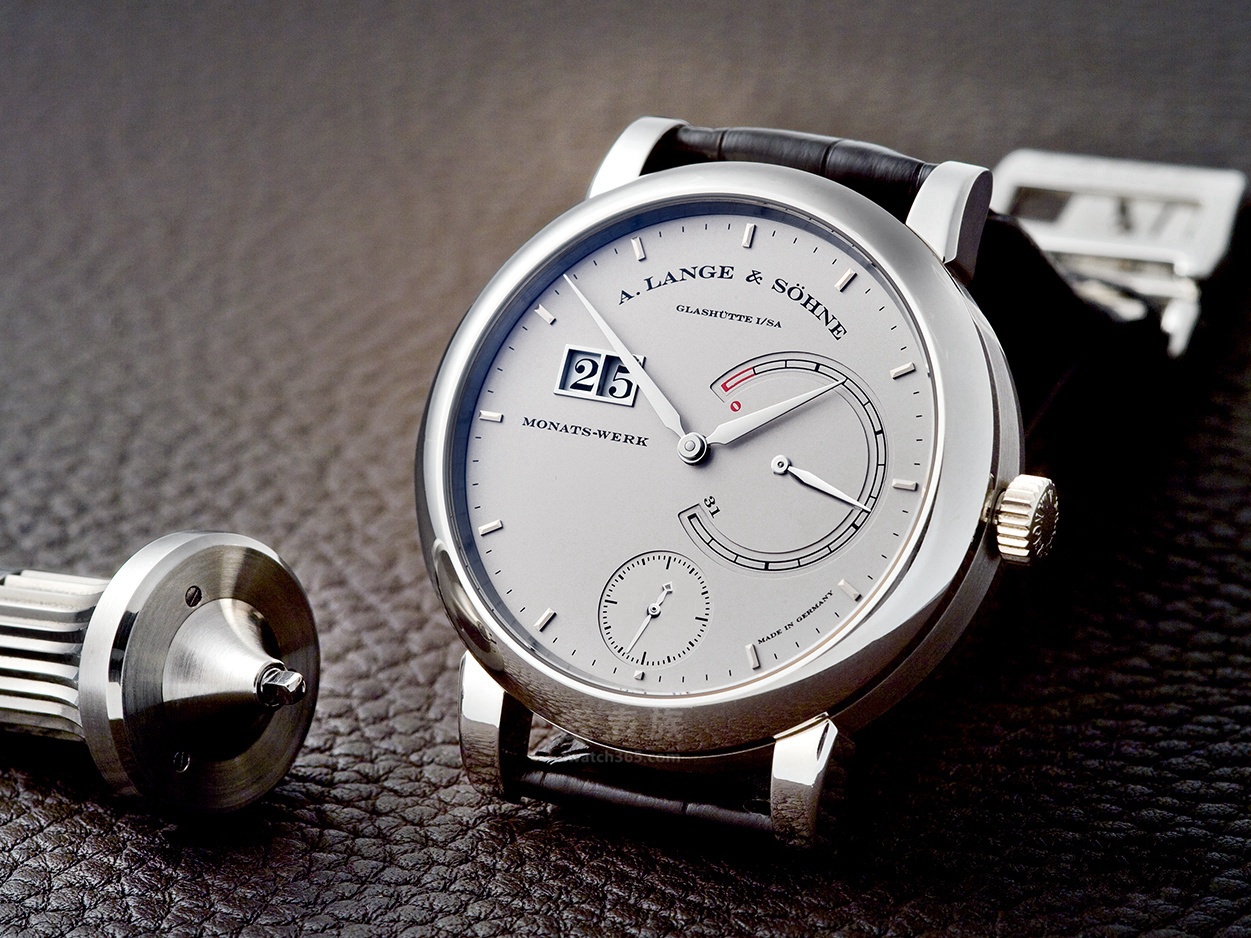 给你的爱表做个翻新美容，看完这篇你也能轻松修复表壳上的划痕了