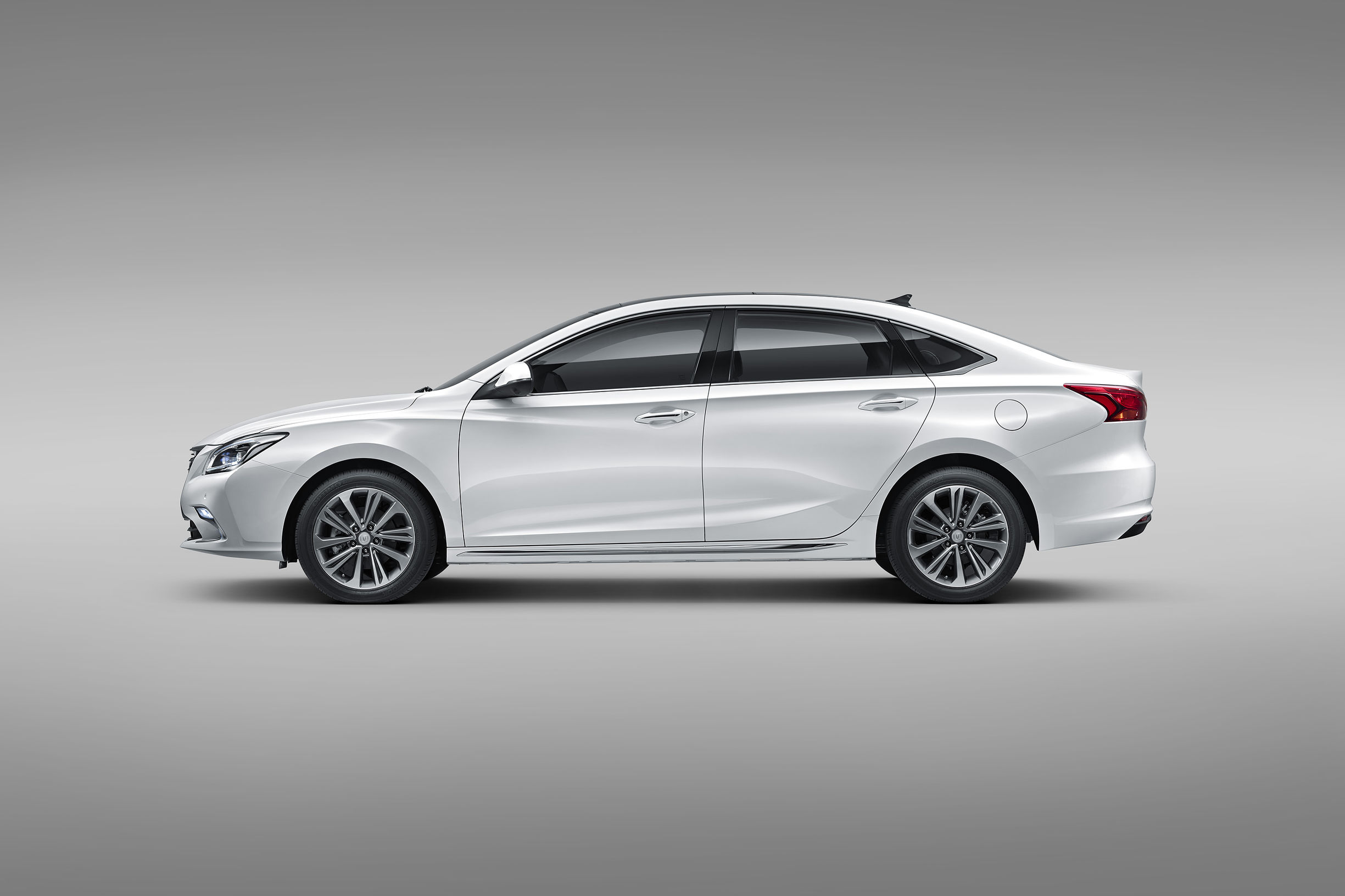 东方美学+飞屏黑科技睿骋CC开创B级车自主时代